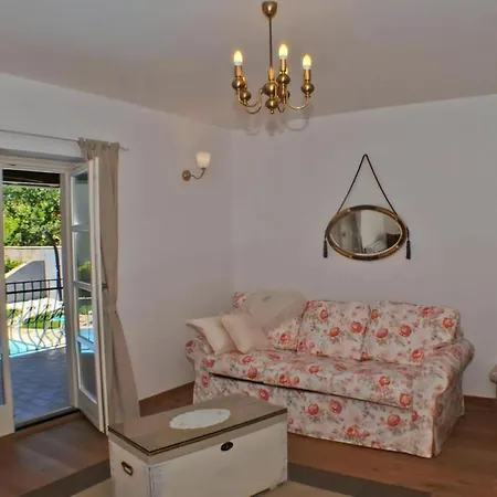 Grosszuegiges Mit Pool Und Sonnenterrasse Holiday home Buici (Istria)